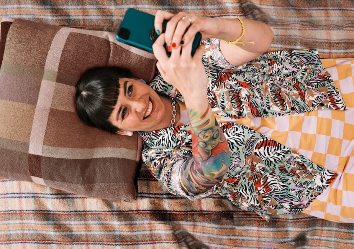 Stay connected at home or on the go with EE One Stay connected at home or on the go with EE One