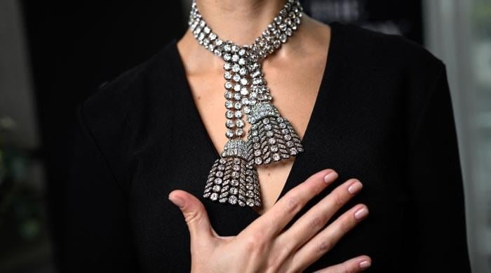 Mysterious necklace laden with 500 diamonds fetche…