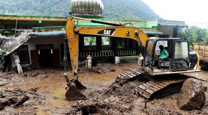 Search resumes for 7 missing in Indonesia after la…
