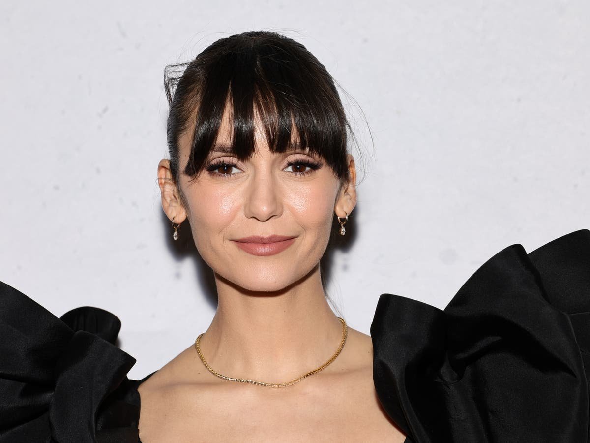 Nina Dobrev’s Vampire Diaries co-stars rush to save her from falling stage backdrop Nina Dobrev’s Vampire Diaries co-stars rush to save her from falling stage backdrop