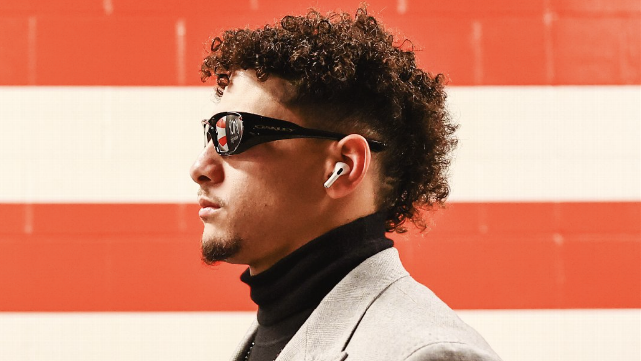 Patrick Mahomes’ turtleneck and chain leads Week 15 arrivals Patrick Mahomes’ turtleneck and chain leads Week 15 arrivals