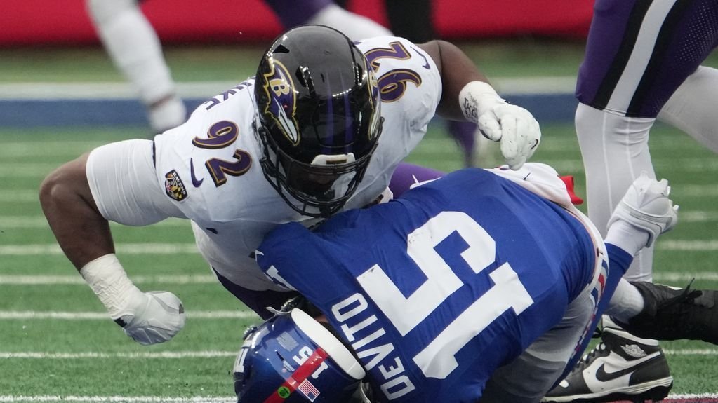 Giants on fourth QB after Tommy DeVito exits with concussion