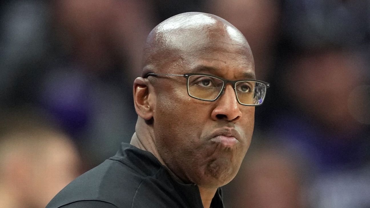 Struggling Kings fire third-year head coach Mike Brown