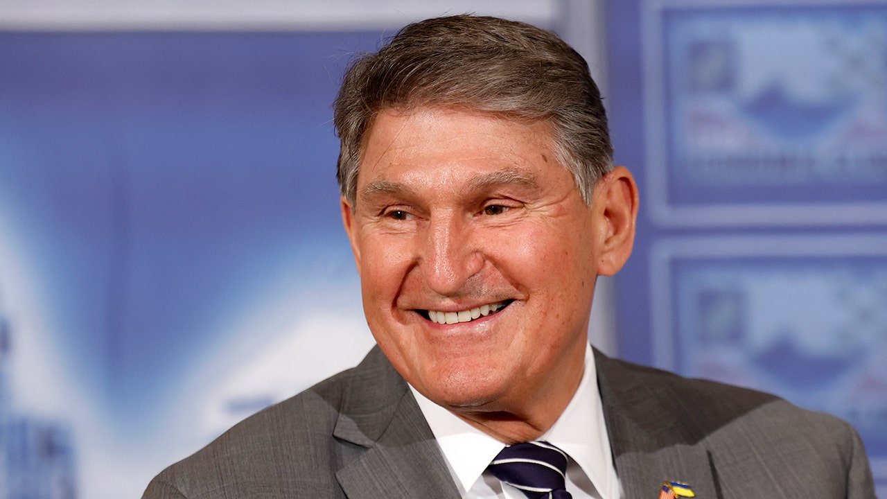Outgoing Sen. Joe Manchin pushes constitutional amendment for Supreme Court term limits Outgoing Sen. Joe Manchin pushes constitutional amendment for Supreme Court term limits