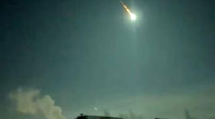 A falling asteroid lights up the sky in RussiaR…