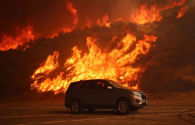 New wildfire near Los Angeles explodes to 9,400 acres, forces evacuations New wildfire near Los Angeles explodes to 9,400 acres, forces evacuations