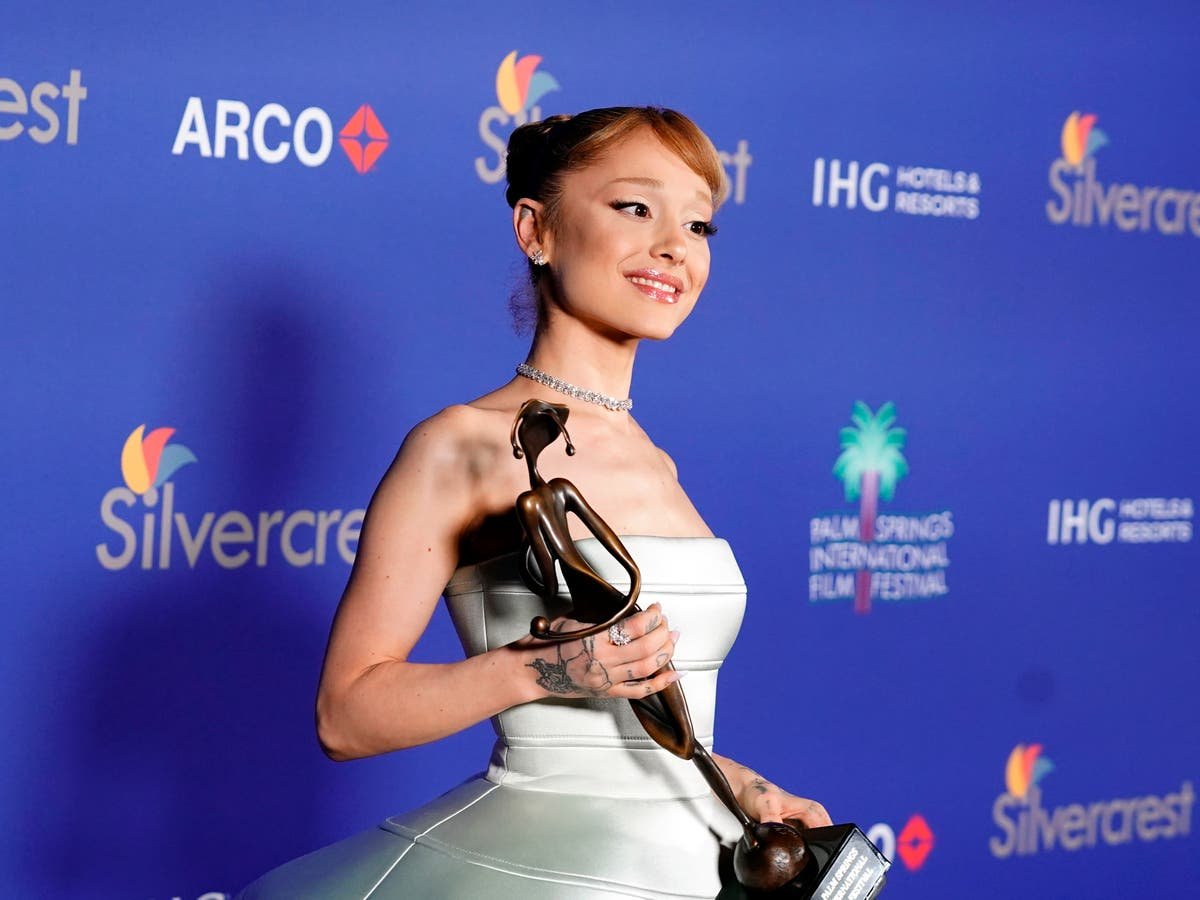 Ariana Grande jokingly shouts out ‘botox and juvederm’ while accepting award