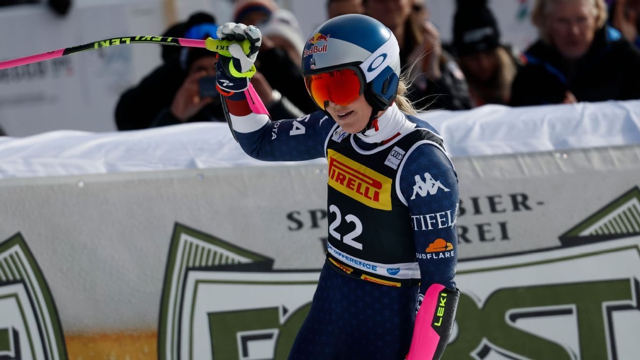 Lindsey Vonn falls while on pace for podium finish at World Cup super-G