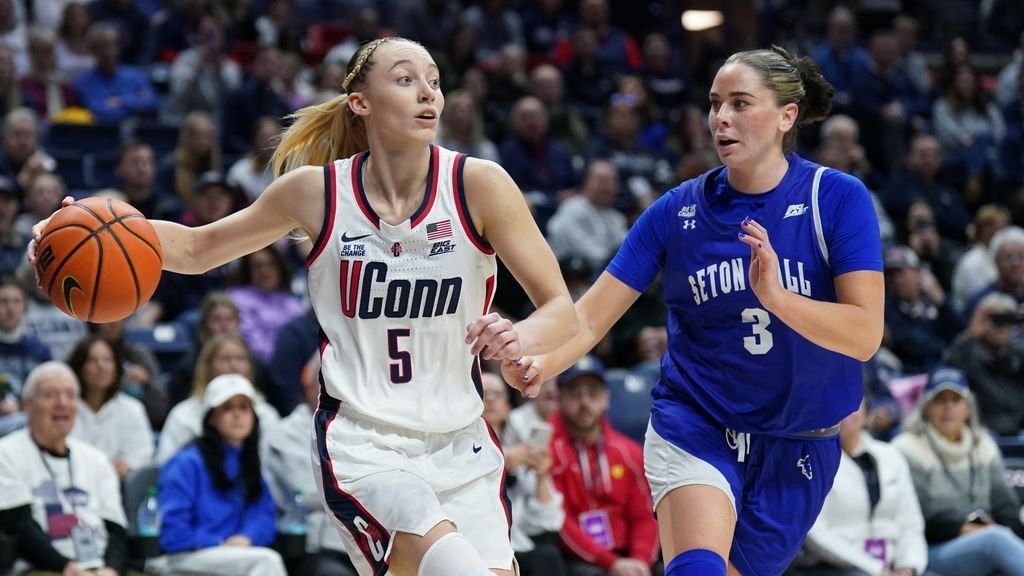 Paige Bueckers fastest in UConn history to 2,000 points