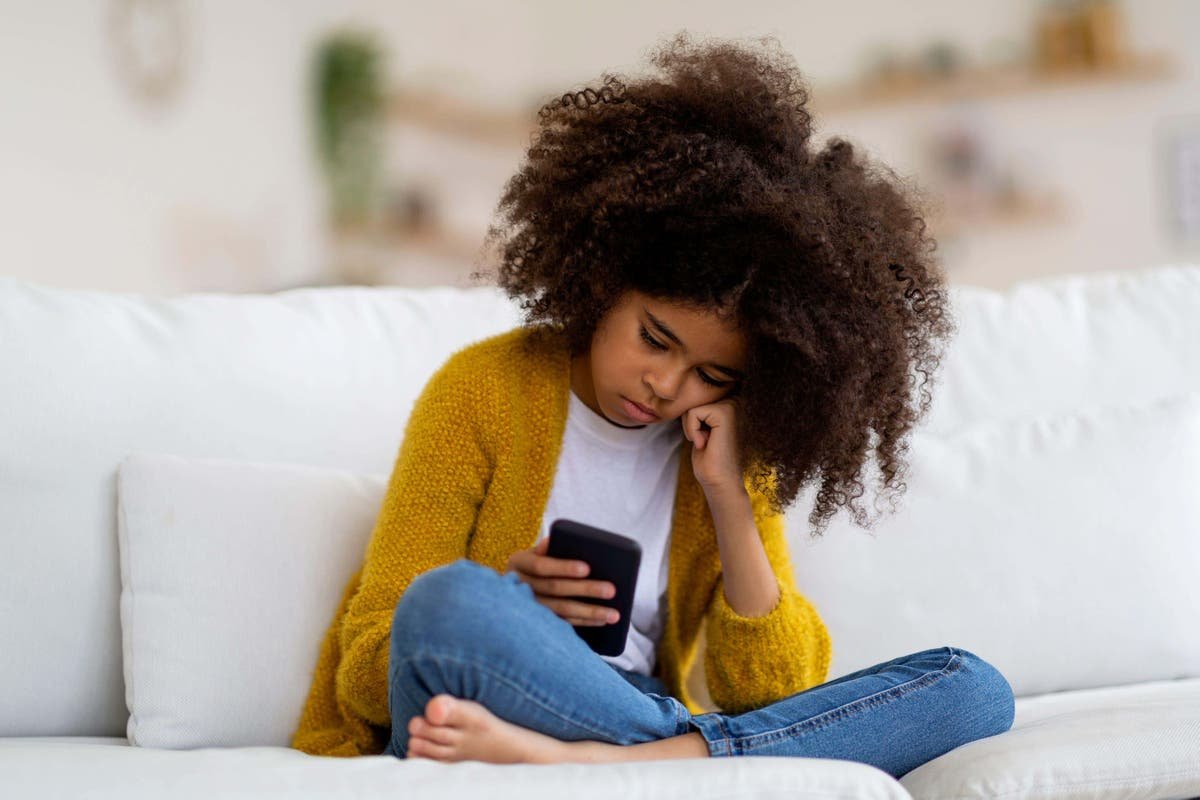 6 warning signs your child might be spending too much time online