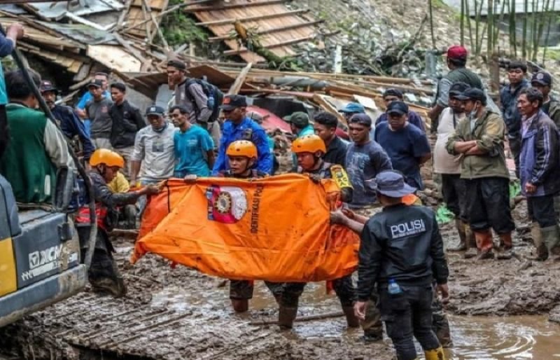 Indonesia rescuers search for survivors as landslide kills at least 17 Indonesia rescuers search for survivors as landslide kills at least 17