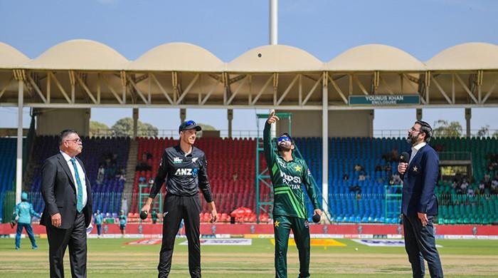 Pakistan win toss, elect to bat first against New Zealand in tri-series final Pakistan win toss, elect to bat first against New Zealand in tri-series final