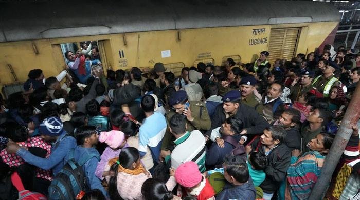 15 killed in stampede at New Delhi railway station 15 killed in stampede at New Delhi railway station