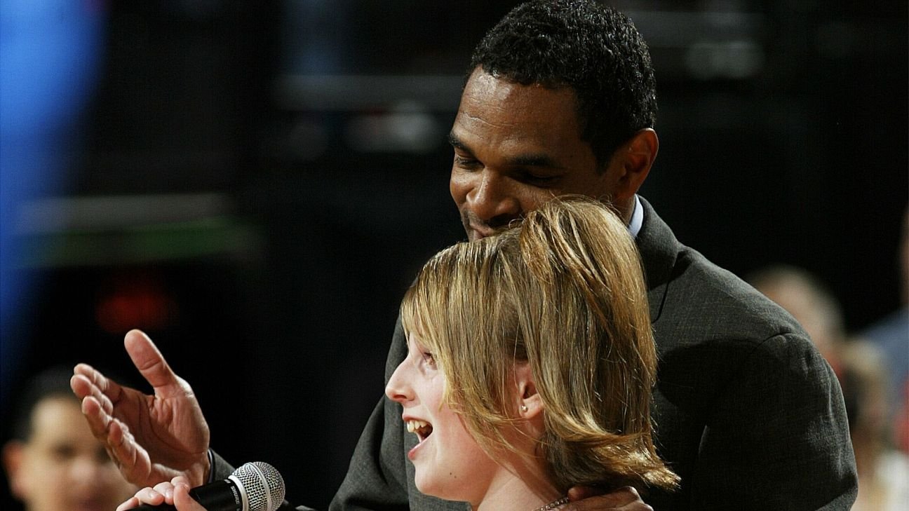 Maurice Cheeks, Natalie Gilbert reunite as Trail Blazers welcome back anthem singer