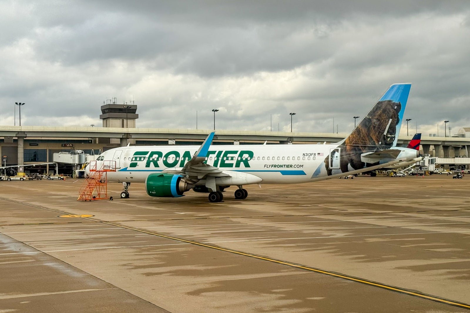 Frontier tries to poach Southwest flyers with free-bag deal