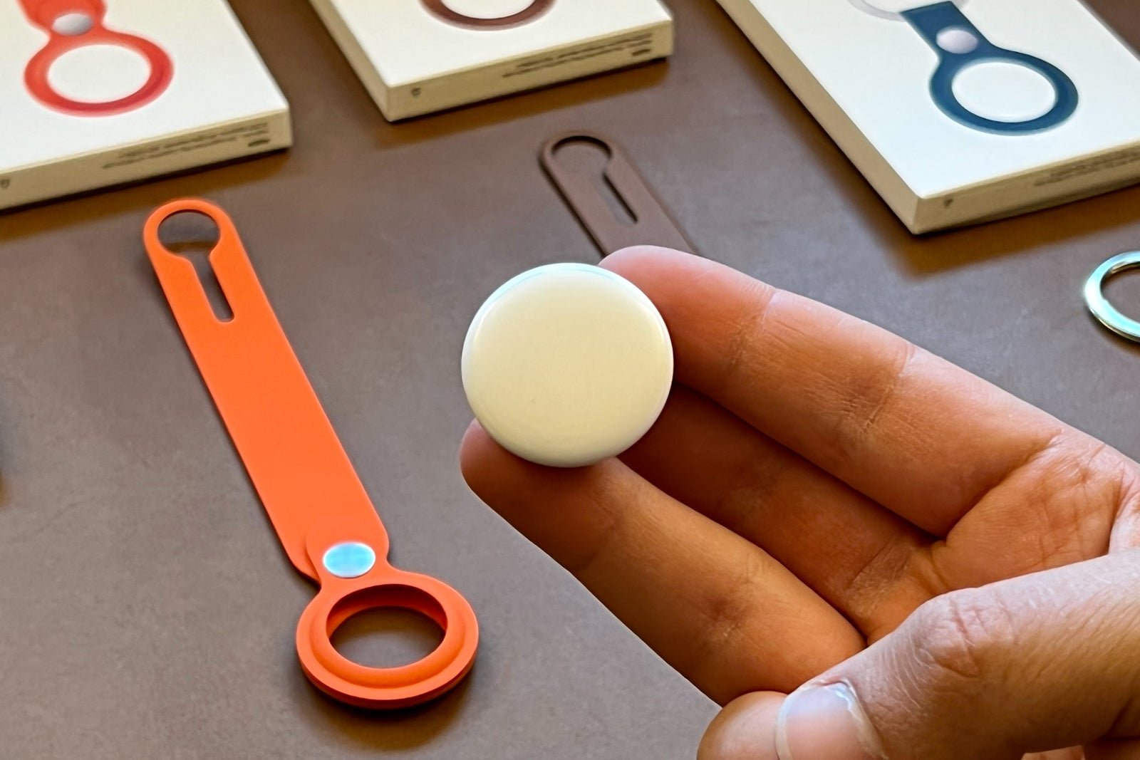 Which airlines offer AirTag luggage tracking and how to use it