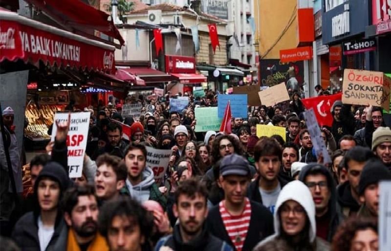 Tensions rise as Turks defy bans to protest Istanbul mayor’s detention