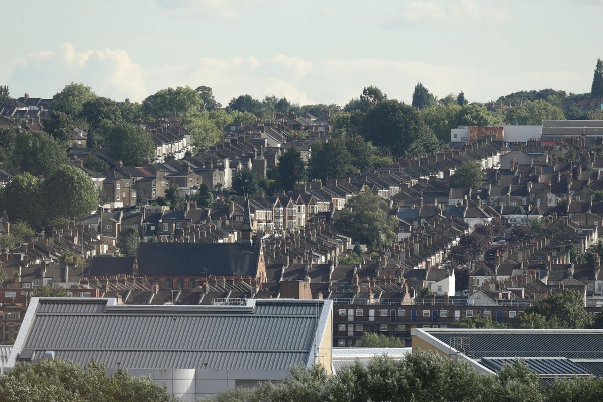 Average UK house price falls by £1,575 month on month – Halifax