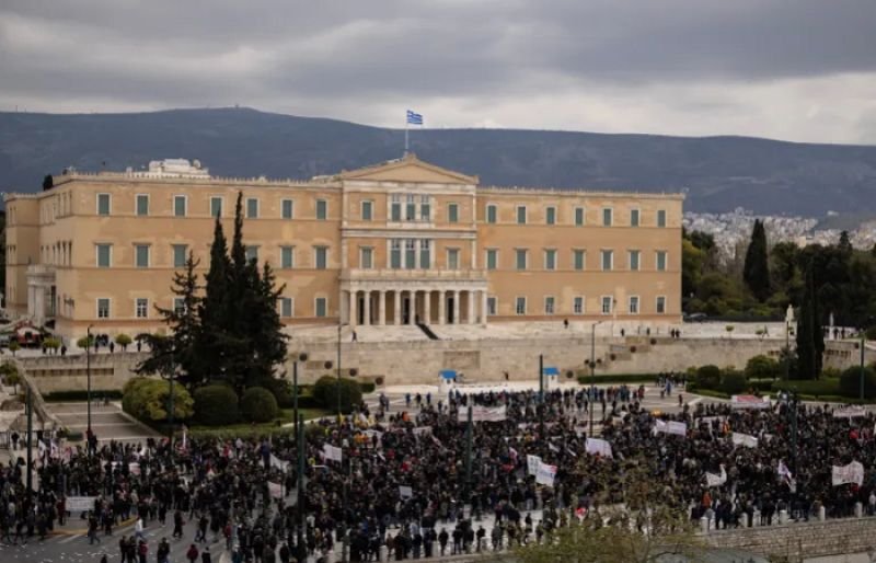 Nationwide strike for better pay brings Greece to standstill
