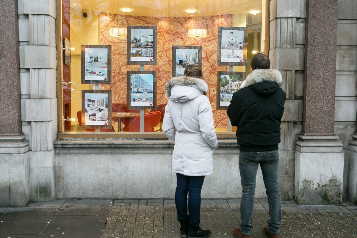 Average UK house price increased by nearly £900 in April – Halifax Average UK house price increased by nearly £900 in April – Halifax