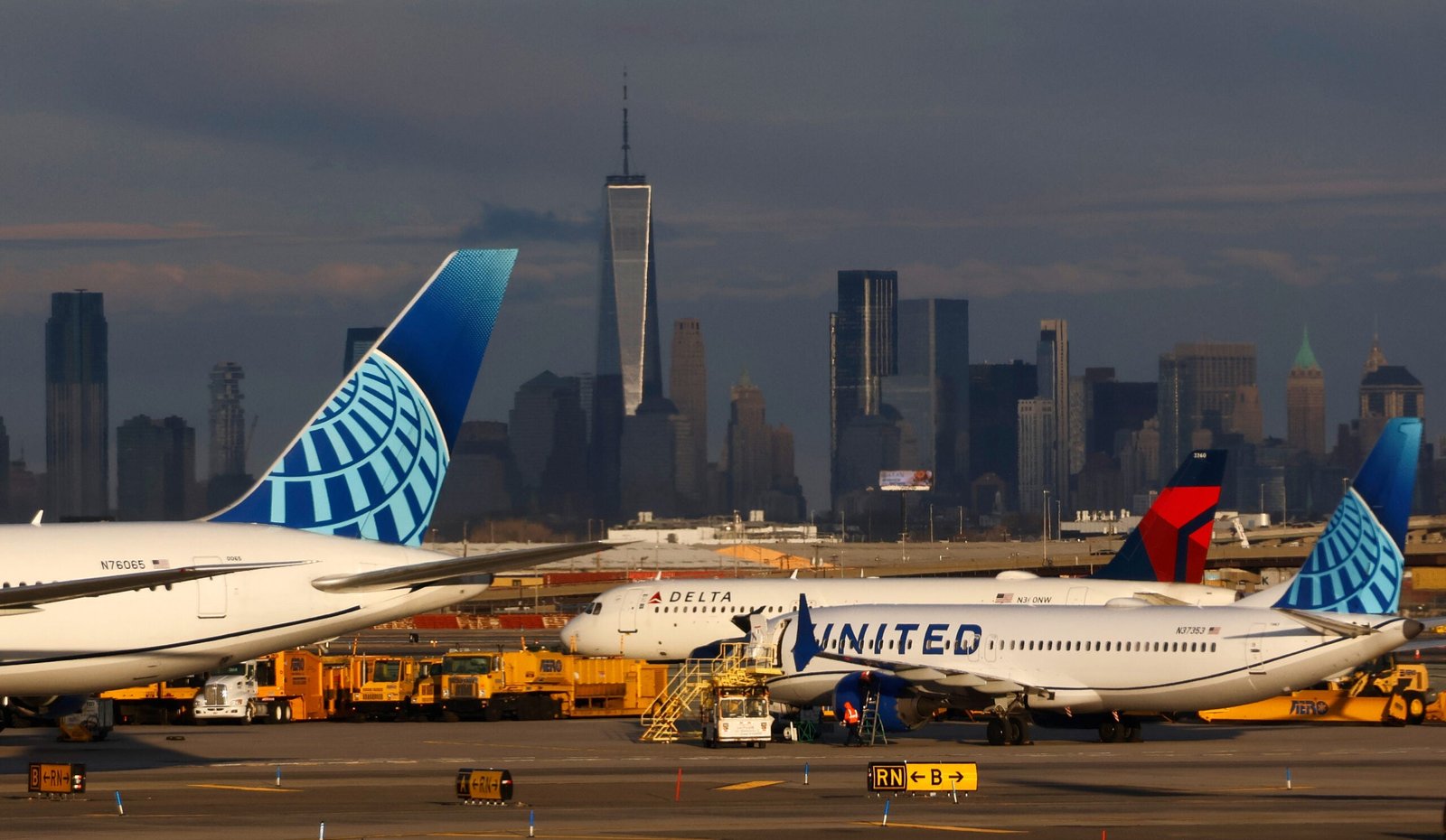 Newark ATC issues fuel mass delays, United pulls 35 daily trips from schedule Newark ATC issues fuel mass delays, United pulls 35 daily trips from schedule