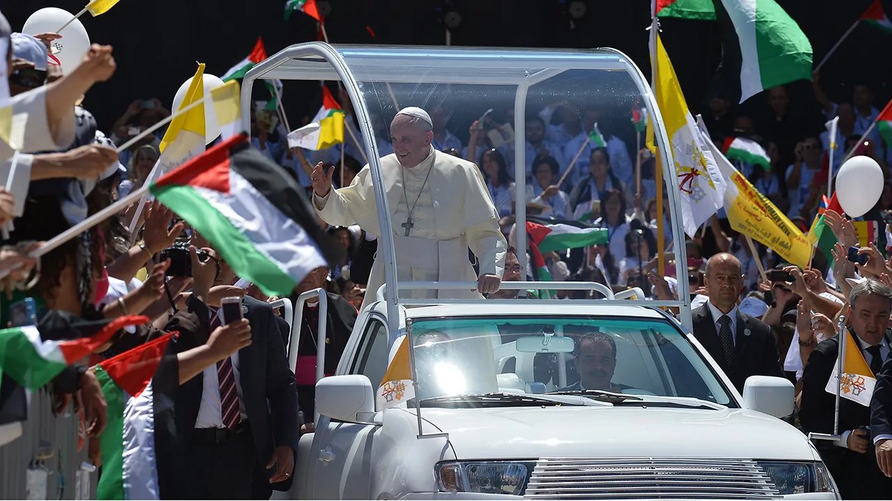 Francis’ ‘pope-mobile’ converted into Gaza mobile children’s clinic Francis’ ‘pope-mobile’ converted into Gaza mobile children’s clinic