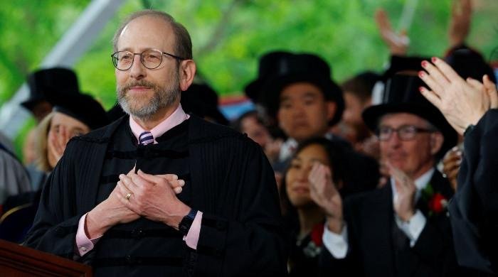 Harvard president receives minute-long standing ovation as he welcomes int’l students Harvard president receives minute-long standing ovation as he welcomes int’l students