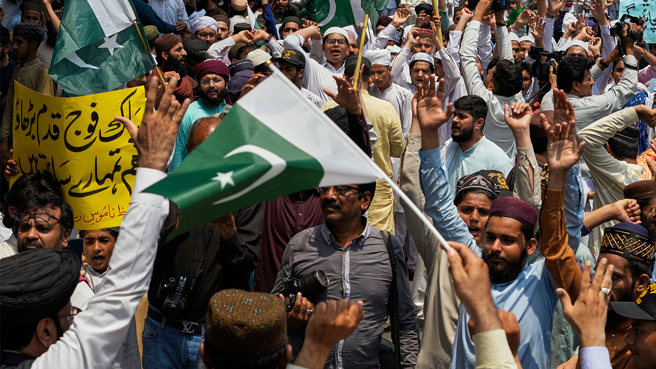 Pakistan, India suggest possible de-escalation amid both countries’ missile strikes Pakistan, India suggest possible de-escalation amid both countries’ missile strikes