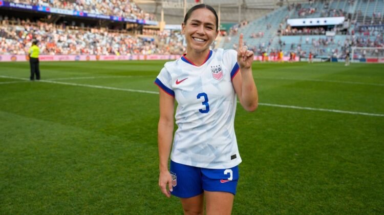 Lo’eau LaBonta makes USWNT history with support from ‘Momma Em’ Lo’eau LaBonta makes USWNT history with support from ‘Momma Em’