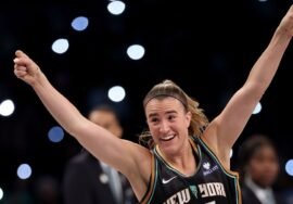 Liberty match own WNBA record, hit 19 3s in rout of Sun