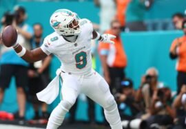 Source – Steelers renew talks with Dolphins TE Jonnu Smith