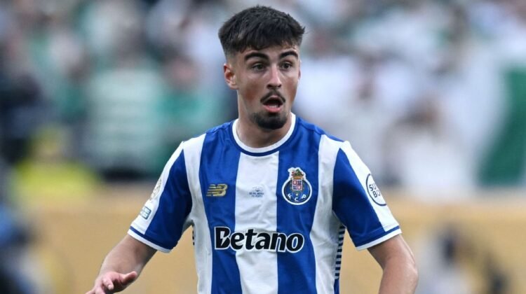 Transfer rumors, news: Arsenal, Man City battle for Fernandes Transfer rumors, news: Arsenal, Man City battle for Fernandes