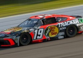 Chase Briscoe holds off Denny Hamlin, posts win at Pocono