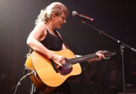 Taylor Swift gives surprise performance at Tight End University