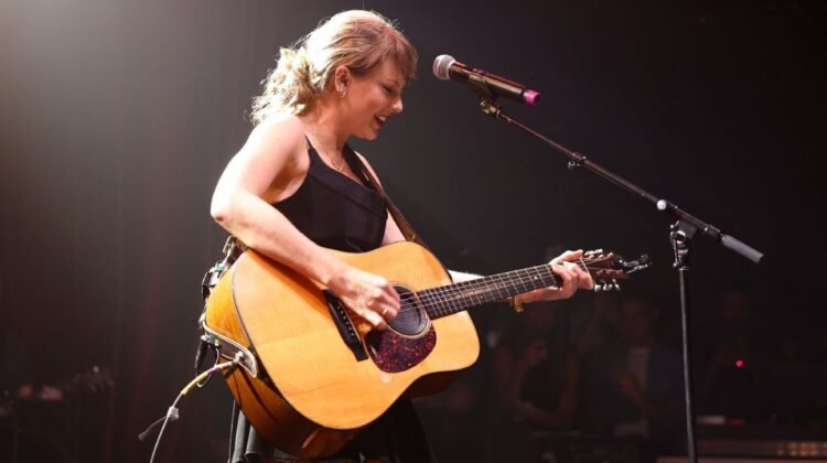 Taylor Swift gives surprise performance at Tight End University Taylor Swift gives surprise performance at Tight End University