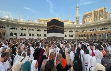 Under the blazing sun, millions of pilgrims set ou…