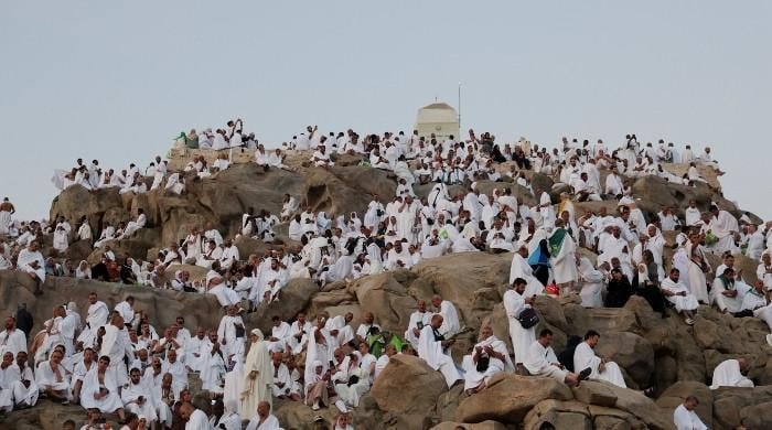 Pilgrims pray at Mount Arafat in Hajj apex Pilgrims pray at Mount Arafat in Hajj apex