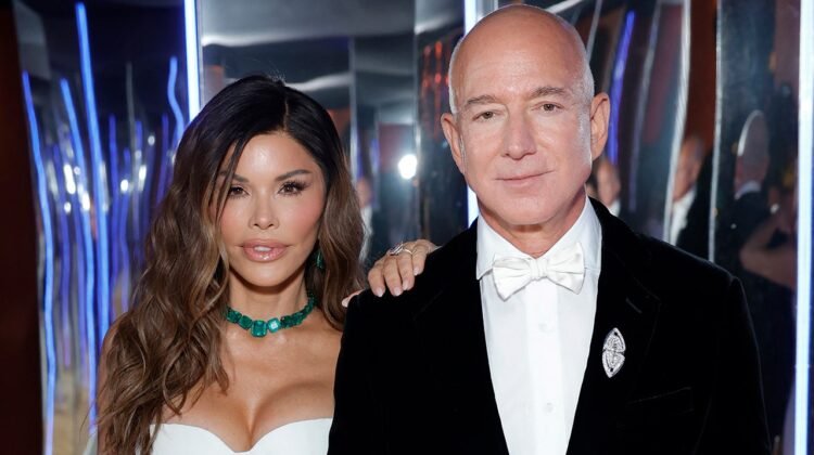 Jeff Bezos and Lauren Sánchez share PDA at foam party on yacht in Croatia Jeff Bezos and Lauren Sánchez share PDA at foam party on yacht in Croatia