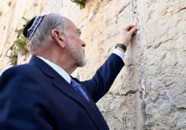 Huckabee defends Jewish connection to Israel through archaeological proof