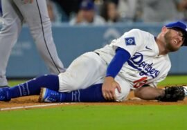 Dodgers’ Max Muncy helped off with apparent knee injury
