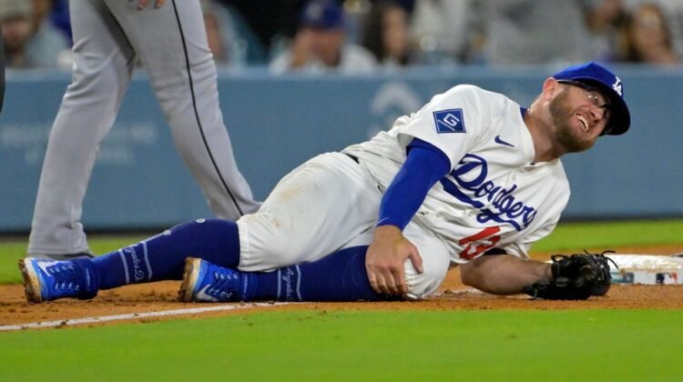 Dodgers’ Max Muncy helped off with apparent knee injury