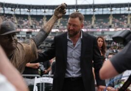 White Sox unveil statue of former pitcher Mark Buehrle