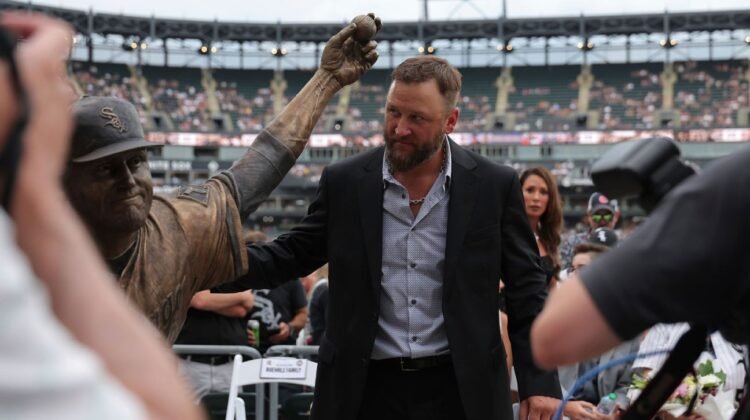 White Sox unveil statue of former pitcher Mark Buehrle