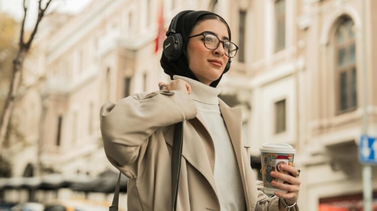 Enjoy coffee discounts, cinema tickets and more with a Club Lloyds bank account Enjoy coffee discounts, cinema tickets and more with a Club Lloyds bank account