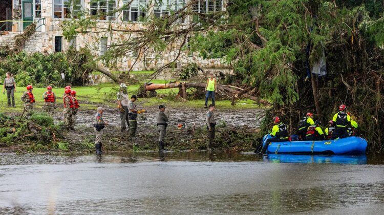 ‘American hero’ saves 165 lives in devastating Texas floods and more top headlines ‘American hero’ saves 165 lives in devastating Texas floods and more top headlines