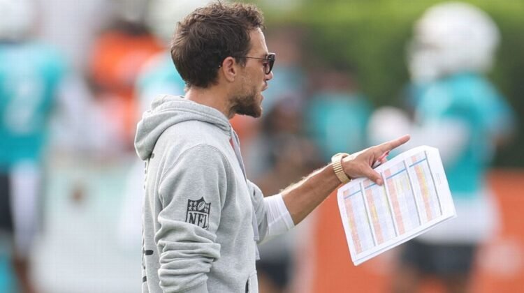 Mike McDaniel breaks up Dolphins-Bears skirmish in joint practice