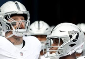 Raiders’ Smith, Crosby aim obscene gestures toward hecklers in Seattle