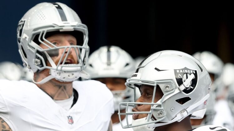 Raiders’ Smith, Crosby aim obscene gestures toward hecklers in Seattle Raiders’ Smith, Crosby aim obscene gestures toward hecklers in Seattle