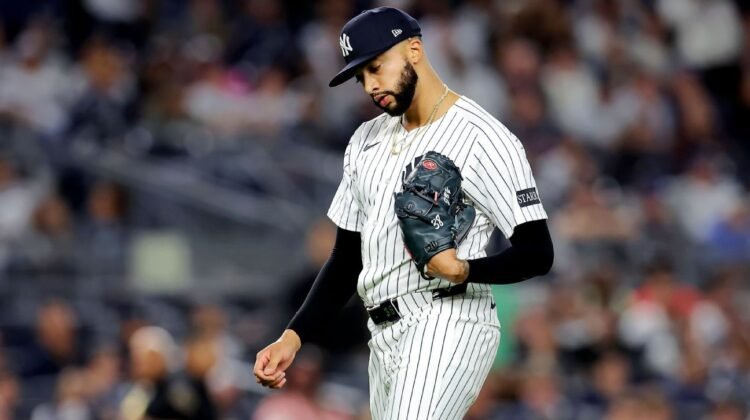 Devin Williams gives up 3 in 10th for another Yankees loss Devin Williams gives up 3 in 10th for another Yankees loss