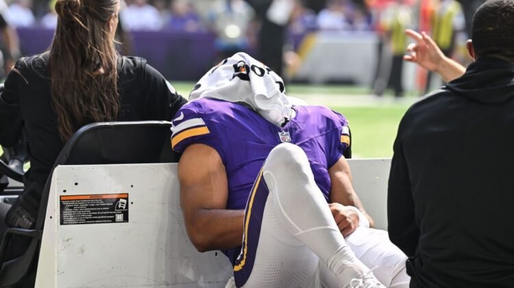 Vikings’ Rondale Moore hurts knee in ‘heartbreaking’ situation Vikings’ Rondale Moore hurts knee in ‘heartbreaking’ situation